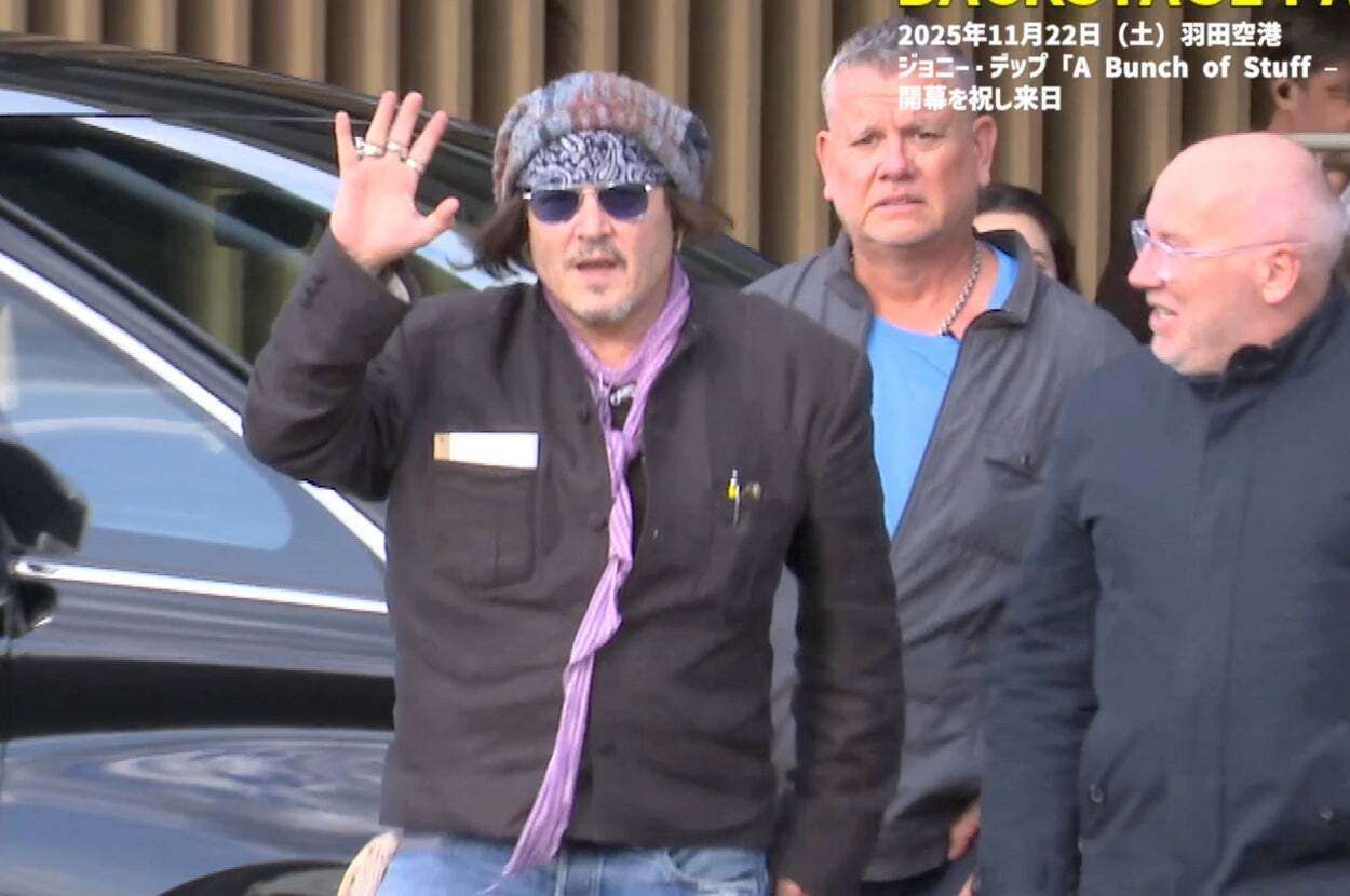 ジョニー・デップが8年半ぶりに来日! 約80分遅れて登場も余裕の笑顔で個展開催をPR 日本は「感性豊かな、アーティストを大事にする場所」