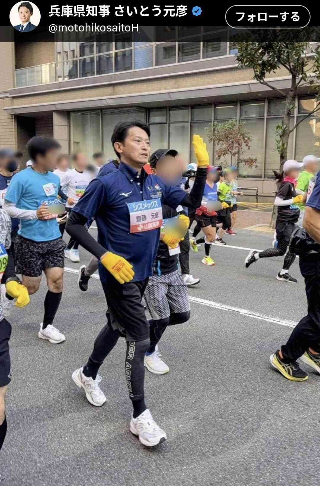 斎藤元彦知事「神戸マラソン」を走る 沿道の声援にピース、「斎藤辞めろ」の声も飛ぶなか県警ガッチリ警護