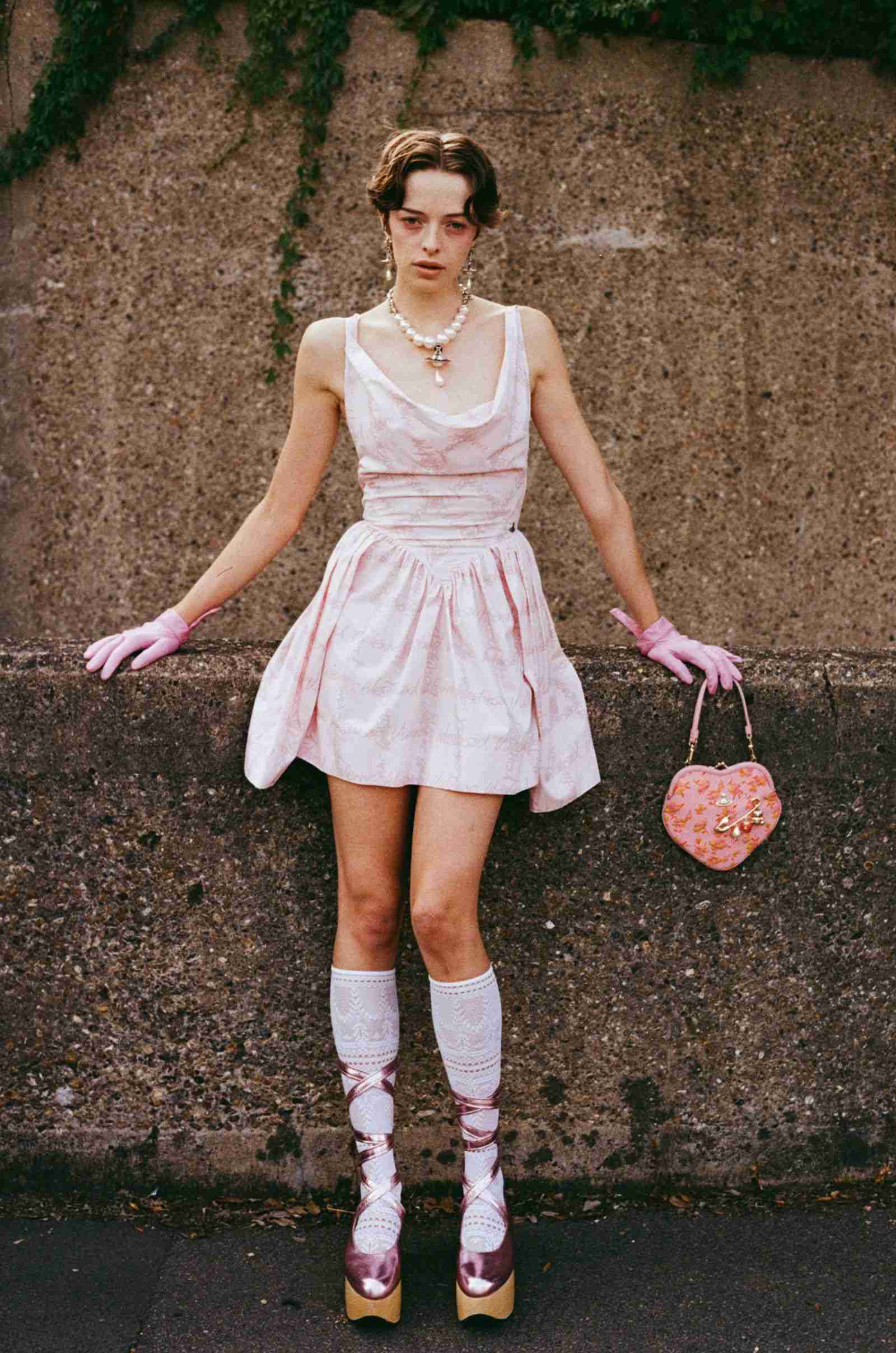 中島美嘉　コラボアイテム着用ショットが「リアルNANA」と話題「世界一ヴィヴィアンが似合っている」