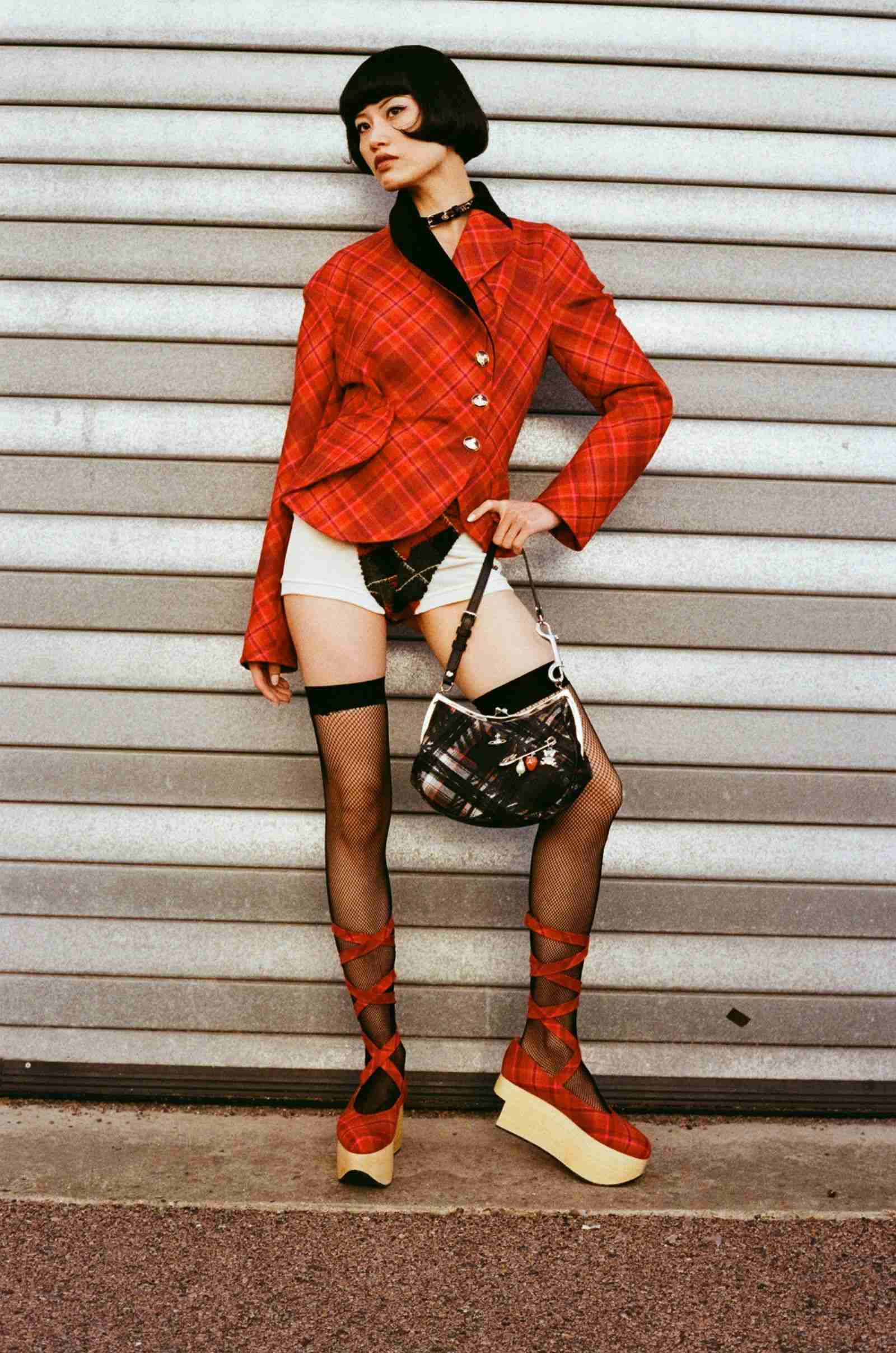 中島美嘉　コラボアイテム着用ショットが「リアルNANA」と話題「世界一ヴィヴィアンが似合っている」