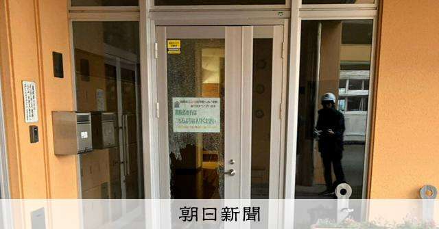 山形の小学校にクマ　校舎の窓ガラス割って立ち去る　学校は臨時休校 [山形県] [相次ぐクマ被害]：朝日新聞