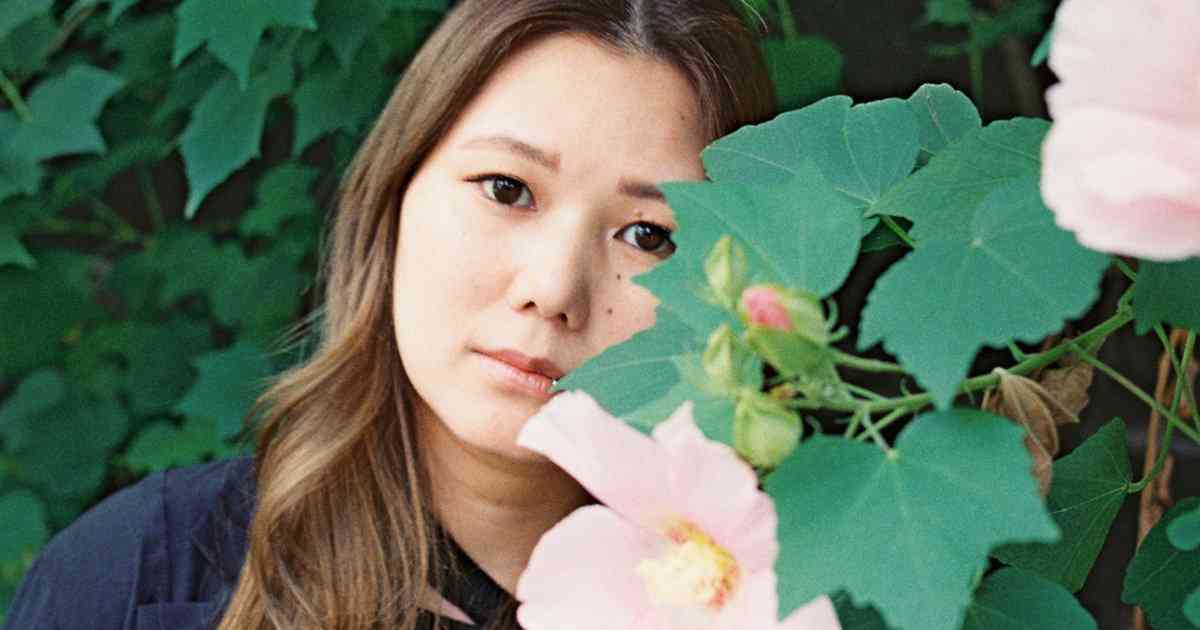 【金原ひとみさん】「何かに怒りを覚えたその時の気持ちは、自分自身の歴史のひとつ」〈インタビュー前編〉 | yoi（ヨイ） - 心・体・性のウェルネスメディア