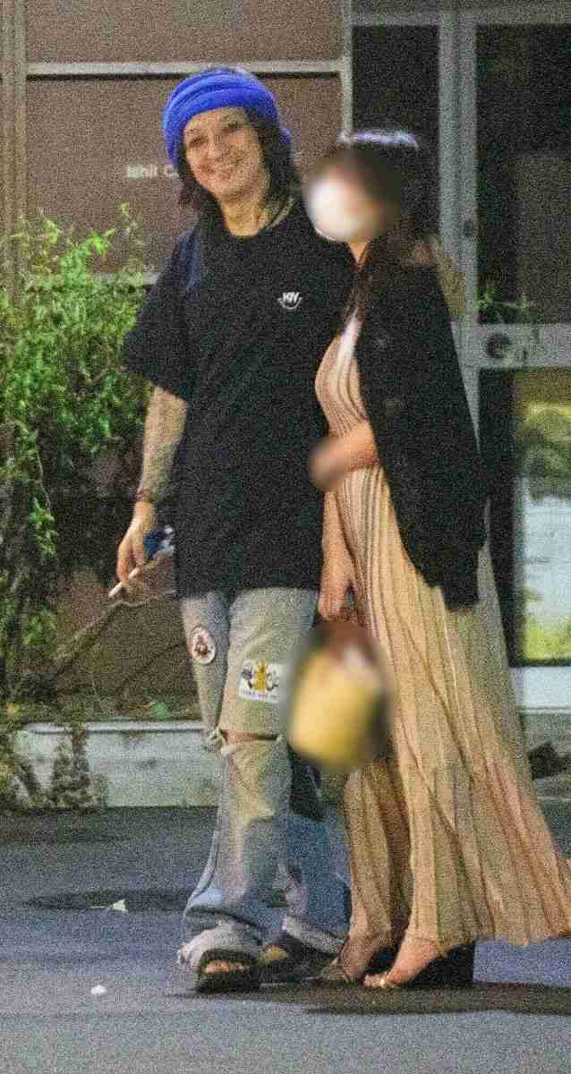 黒夢の清春、美女と路上密着　本人は「ハグしたがキスはしていない」