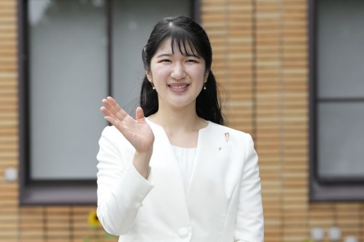 《7900円ワンピースで》愛子さまが母校学園祭で見せたキュートな「ガーリーファッション」と「質素倹約」の精神（女性セブンプラス） - Yahoo!ニュース