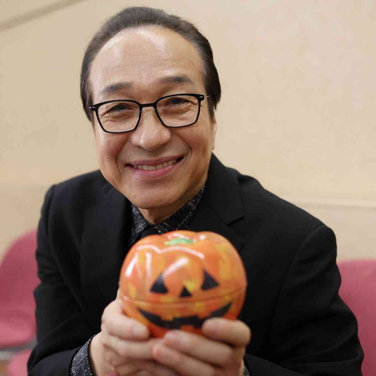 小日向文世　芝居で参考にすることも…父が晩年に見せた“人間の黒い部分”（女性自身） - Yahoo!ニュース