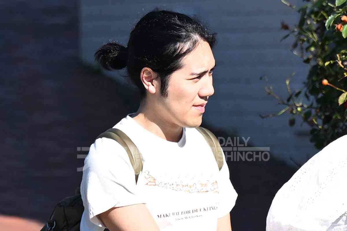 眞子さんは“透け感ブラウス”姿で…　「小室さん一家」が圭さん誕生日を前に訪れたのは（デイリー新潮） - Yahoo!ニュース