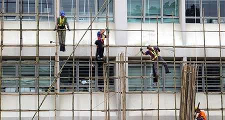 竹の足場が落下し、歩行者を直撃 | 香港BSニュース