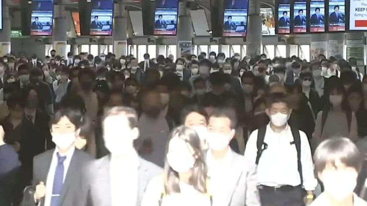 日本の平均労働時間はOECD平均よりも低い　生産性の向上を伴わなければ労働者の収入が減少し労働供給の不足に拍車も | Bloomberg