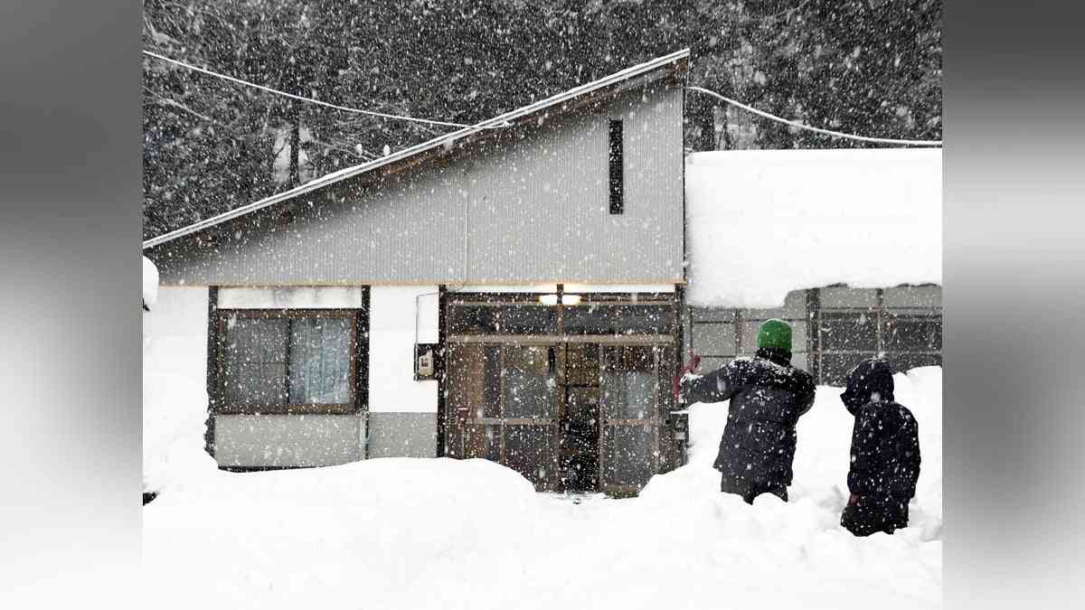 福島県喜多方市：帰宅したら居間にクマ、こたつの上の菓子食い散らかす…翌日に吹き矢で麻酔かけ山中に放つ : 読売新聞