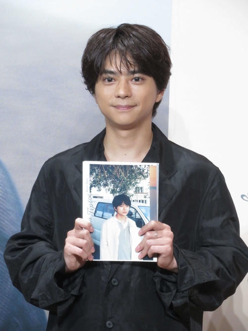 timelesz佐藤勝利が初のソロ写真集、松島聡に菊池風磨と「どっちが良い？って質問したい」 - 芸能 : 日刊スポーツ