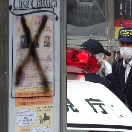 〈赤坂ライブハウス刺傷〉「実は面識あった」事件当日にスプレーで×印の謎、靴も細工して用意周到な“黒い帽子のママチャリ男”被害女性は内臓損傷し重症「トラブルの線で捜査」（集英社オンライン） - Yahoo!ニュース