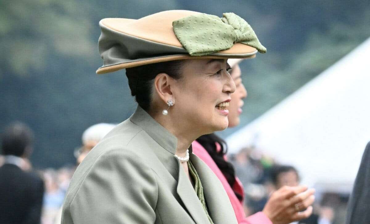 写真・図版（5枚目）| 【秋の園遊会】とっておきの瞬間をもう一度　信子さまはそっと華子さまに手を添え　天皇陛下と雅子さまは振り返りながら丘を下り | AERA DIGITAL（アエラデジタル）