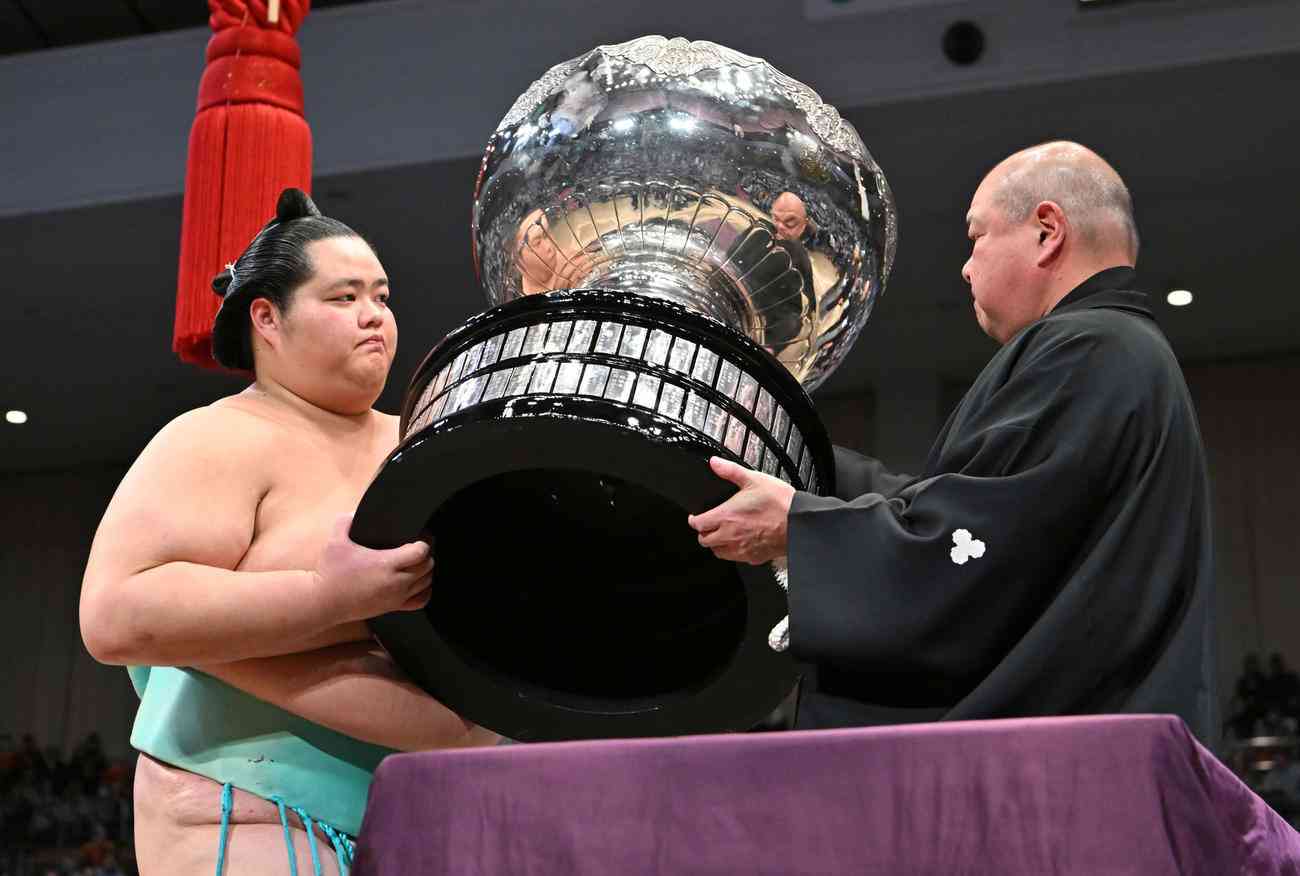高市早苗首相は土俵に上がらず、協会に連絡　内閣総理大臣杯は首相補佐官が授与　九州場所千秋楽 - 大相撲写真ニュース : 日刊スポーツ