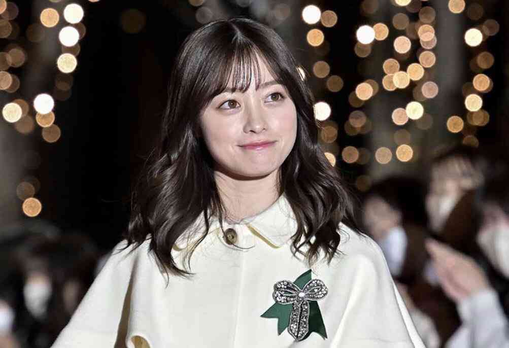 吉岡里帆、純白ドレス姿で点灯式に登場　今年のクリスマスは「大河ドラマの撮影」でいっぱい