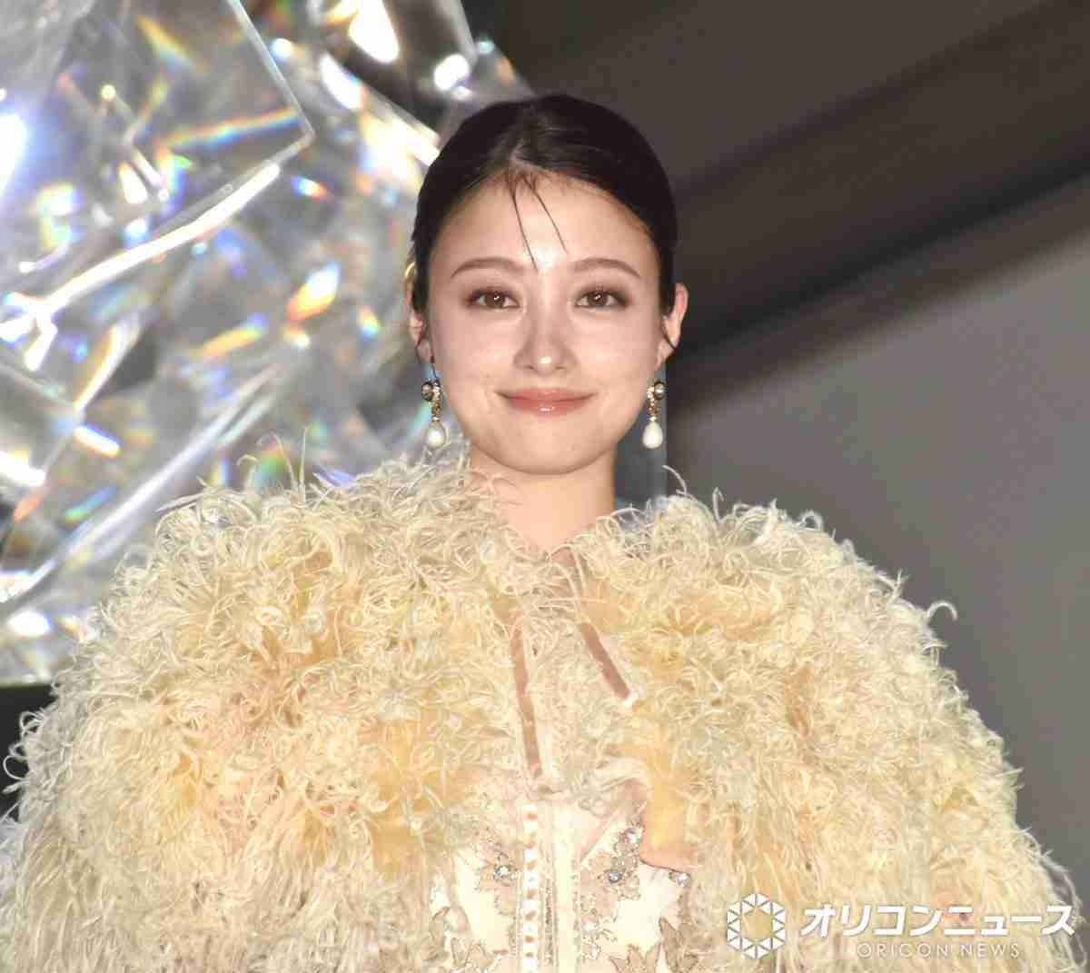 吉岡里帆、純白ドレス姿で点灯式に登場　今年のクリスマスは「大河ドラマの撮影」でいっぱい