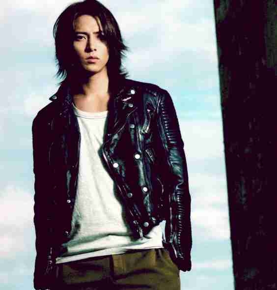 長髪が似合うイケメン