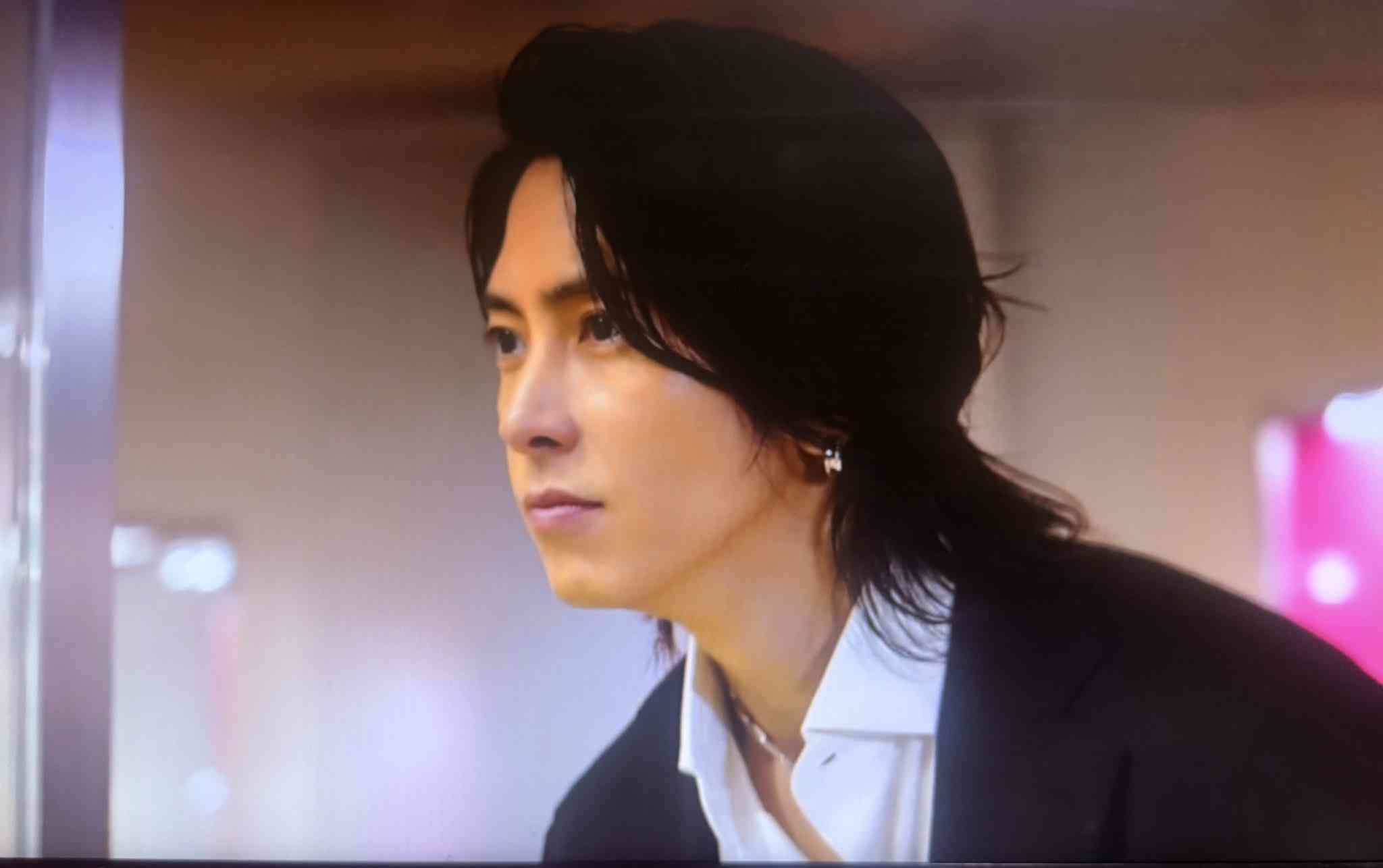 長髪が似合うイケメン