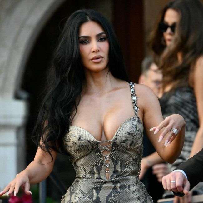 お騒がせセレブ　1969年の月面着陸はねつ造「重力がないのに、なぜアメリカ国旗が波打つの？」｜よろず〜ニュース