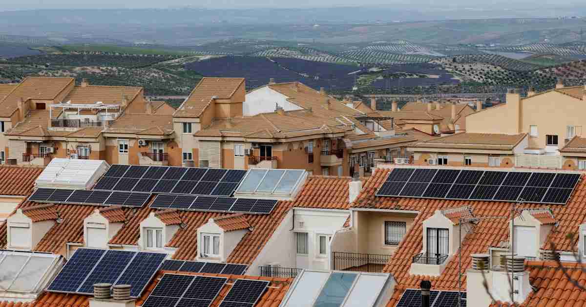 中国製太陽光パネルに懸念強まる　スペイン大規模停電で - 日本経済新聞