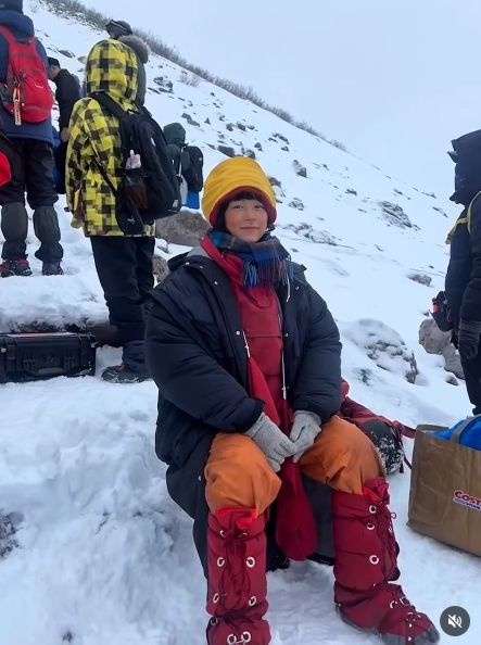 のん、雪山での過酷すぎる撮影風景を公開→「命がけの…」「本当に吹雪だったんですね」と驚きの声