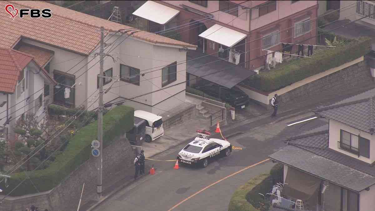 【速報】「男女が倒れている」住宅街の路上で父親を包丁で突き刺した殺人未遂の疑い　43歳の男を逮捕　　父親は死亡　母親はケガ　福岡（2025年11月12日掲載）｜FBS NEWS NNN