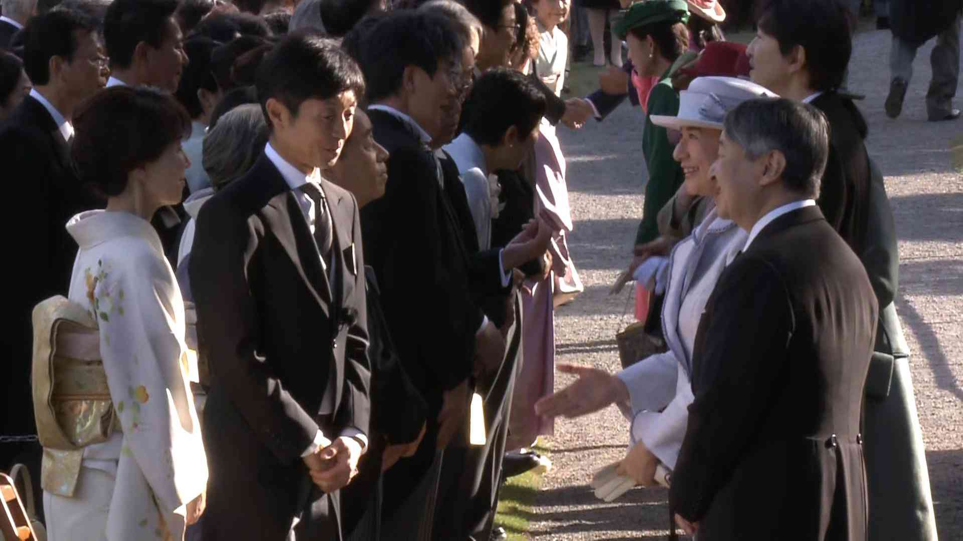秋の園遊会　両陛下、愛子さま“馬談義”に花　皇后さまから武豊さん騎乗馬の名前が次々と…愛子さま「脚がプルプルしそう」　（FNNプライムオンライン） - Yahoo!ニュース