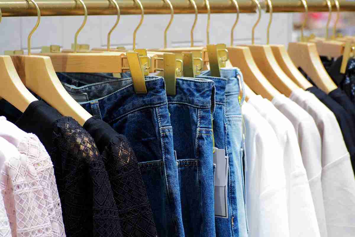 いつも「GAP」で子どもの服を買うママ友、一方わが家は「しまむら」を愛用中。“世帯年収500万円程度”でも、子ども服の購入先は変わるもの？|ファイナンシャルフィールド|﻿子育て