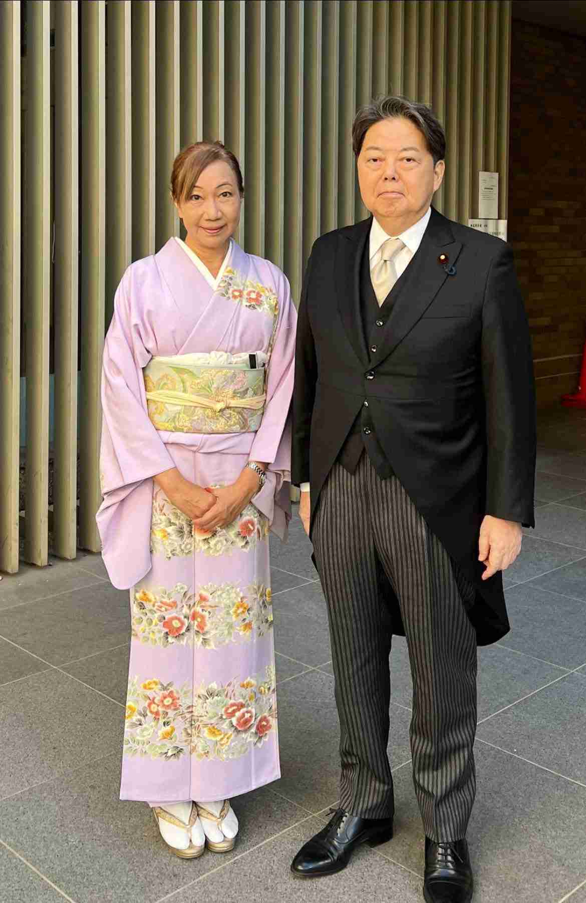 両陛下に失礼？ 林官房長官夫人の着付け、どこが“失礼”だったのか…「着崩れ以前の問題」と専門家も指摘 | 女子SPA！