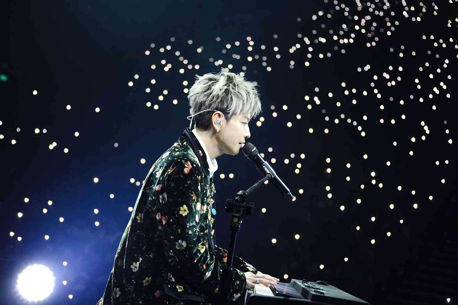 佐藤健「グラスハート」TENBLANKボーカルとして初の単独アジアツアー開幕 台北でファン3000人熱狂＆ピアノ弾き語りも披露