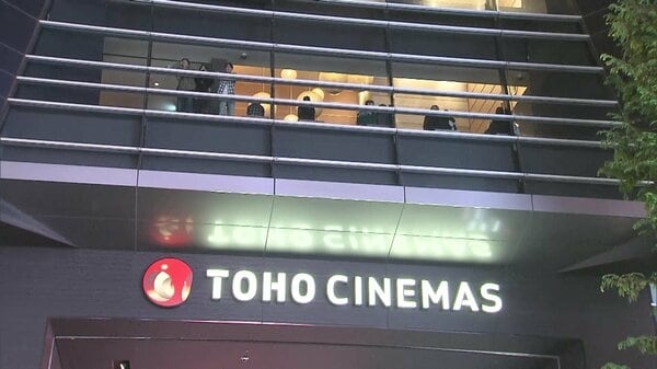 歌舞伎町の映画館で“刃物女”が奇声あげ暴れる…駆けつけた警察官が確保　けが人なし　女は支離滅裂なことを話す　東京・新宿区｜FNNプライムオンライン