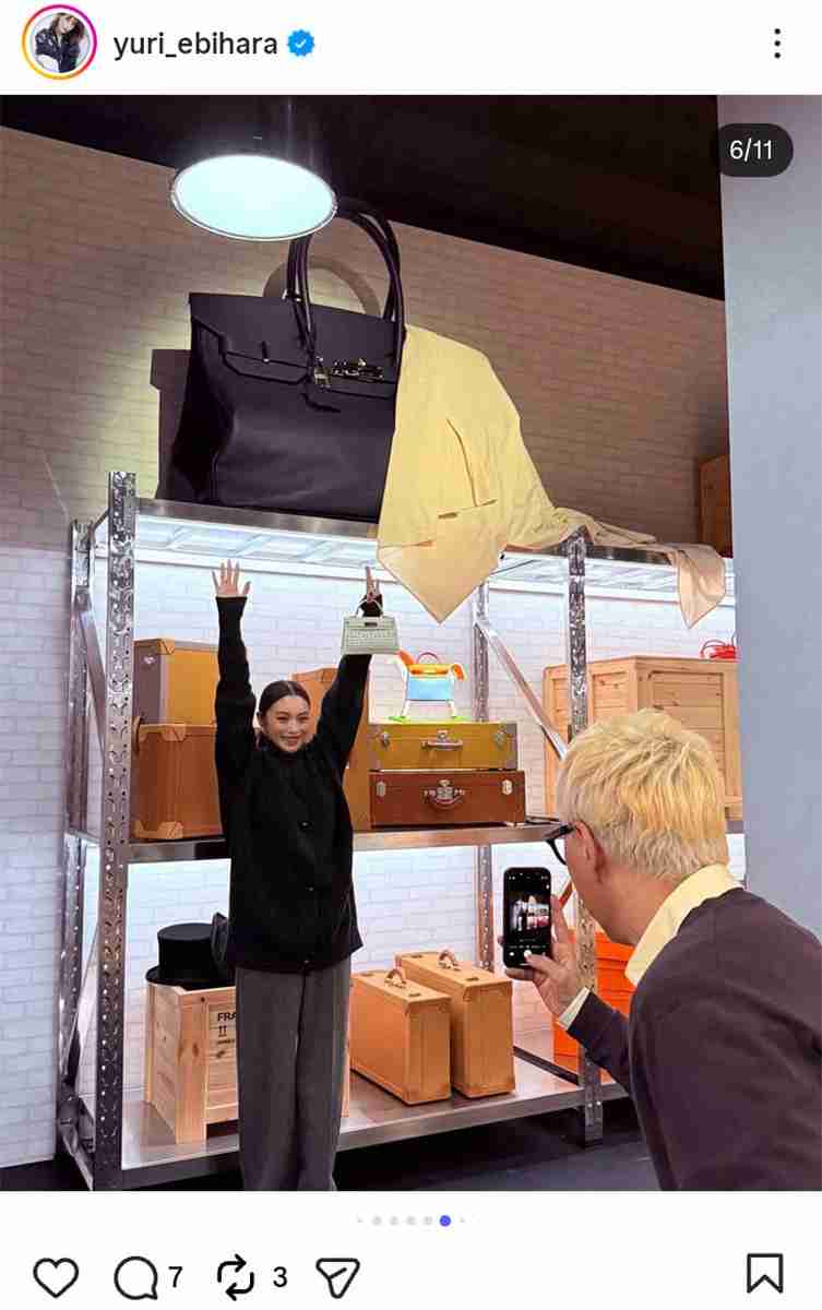 蛯原友里 夫のILMARIとスタイリッシュ2ショット披露 謎解きする姿に