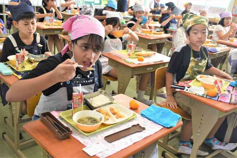 「あぐらでも寝そべってもOK」小学校の全校集会が激変！ 昭和世代おなじみの“前ならえ”は廃止、校長先生の出番も減少【令和の学校事情】