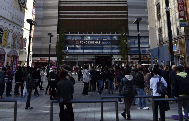 【悲報】トー横キッズ、ブローカーに目をつけられて海外に売り飛ばされている模様: フェミ松速報！