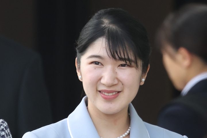 《スマホで激写》愛子さま「メンズ地下アイドル」を前にノリノリ！学園祭で見せた“推し活”姿（女性セブンプラス） - Yahoo!ニュース