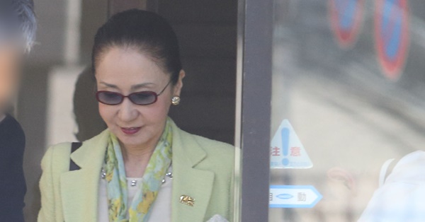 【画像・写真5枚目】岩下志麻 女優休業で夫を介護…結婚53年目初めての家事挑戦 | 女性自身