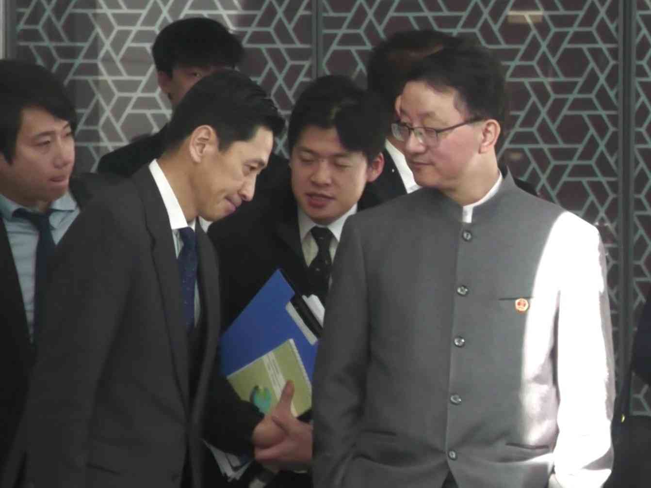 中国側が意図的に撮らせたか…“ポケットに手”の局長に日本側が頭下げるような場面 現地SNS「こういう風に日本を教育すべき」（東海テレビ） - Yahoo!ニュース