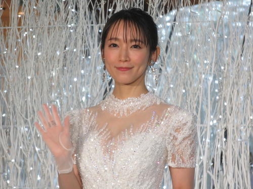 吉岡里帆、純白ドレス姿で点灯式に登場　今年のクリスマスは「大河ドラマの撮影」でいっぱい - 芸能 : 日刊スポーツ