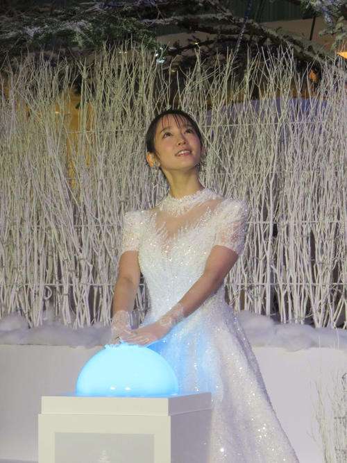 吉岡里帆、純白ドレス姿で点灯式に登場　今年のクリスマスは「大河ドラマの撮影」でいっぱい