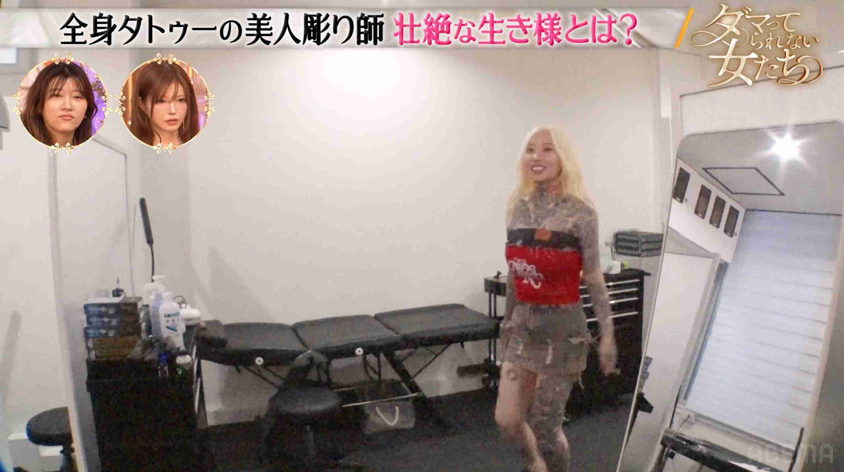 「どこからが服?」32歳美人彫り師、胸にも背中にもタトゥー 全身にスタジオ衝撃