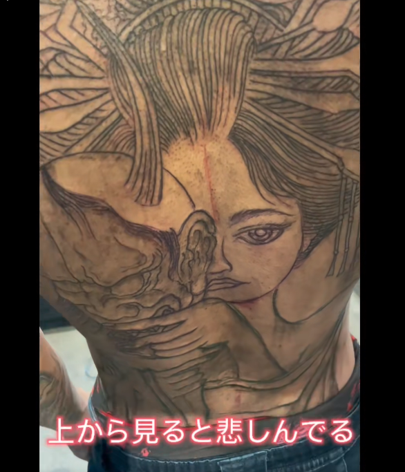 「どこからが服?」32歳美人彫り師、胸にも背中にもタトゥー 全身にスタジオ衝撃