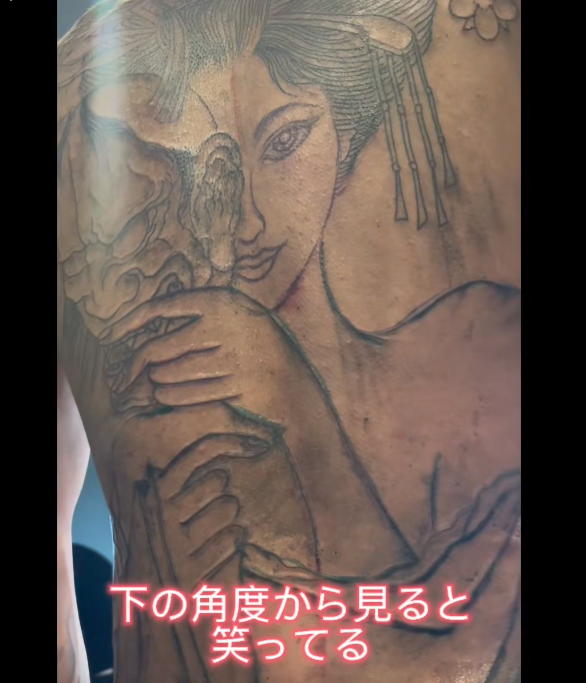 「どこからが服?」32歳美人彫り師、胸にも背中にもタトゥー 全身にスタジオ衝撃