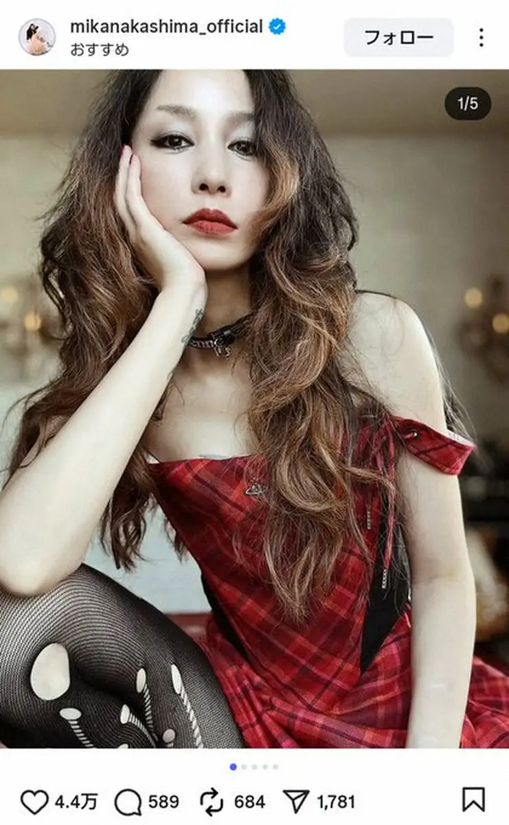 中島美嘉　コラボアイテム着用ショットが「リアルNANA」と話題「世界一ヴィヴィアンが似合っている」