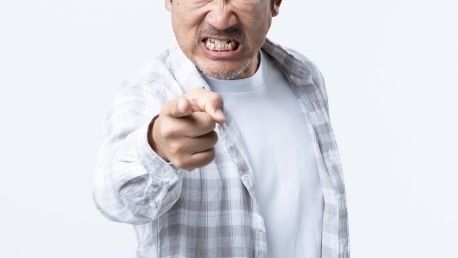 街中で見かける大声で怒鳴るお年寄り。感情が抑えられないのは性格ではなく、実は…認知症専門医「あの部分の老化が＜怒りの暴発＞を引き起こす」 こうして脳は老いていく｜健康｜婦人公論.jp