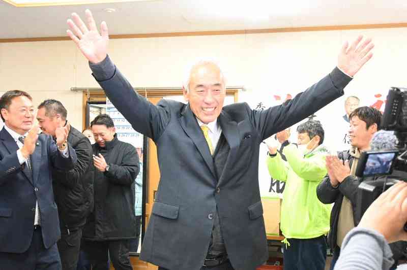 茨城・神栖市長選 票数同数でくじ引き→新人の木内敏之氏が当選