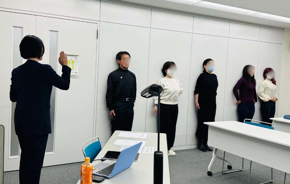 「何を着ても老けて・太って見える…」のはなぜ?奇跡の48歳が教える“姿勢”を秒でなおす方法