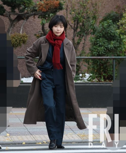 趣里 産後わずか２ヵ月でタイトなスーツ姿を披露！復帰作『踊る大捜査線』で見せた颯爽姿（FRIDAY） - Yahoo!ニュース