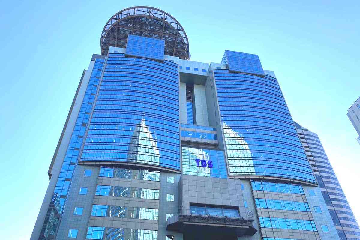「テレビにゴミ付いてると思ったら」生放送出演者にレーザー照射、企画に視聴者衝撃 | ENCOUNT