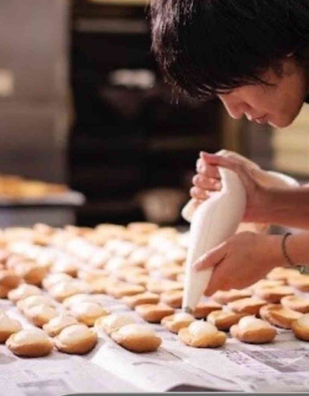 創業138年の老舗菓子店4代目が独立した店でクリスマスケーキを頼んだら→AIのようなサンプル写真、スプーンが突き刺さりグチャグチャ、グルーポンのおせち事件を思い出す