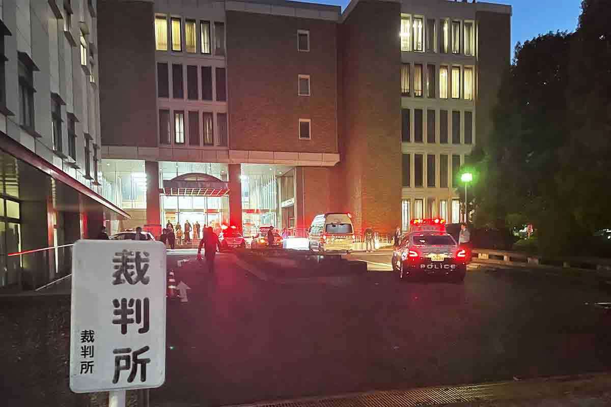「警察の人をぶっ刺すんじゃないかと」傍聴の女子高生は恐怖　判決直後、ベトナム国籍の男が法廷で窓ガラス破壊 | ENCOUNT