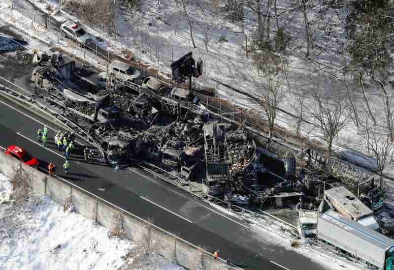 【関越道多重事故】燃えた車から遺体　死者は計2人、絡んだ車は67台に　群馬県みなかみ町